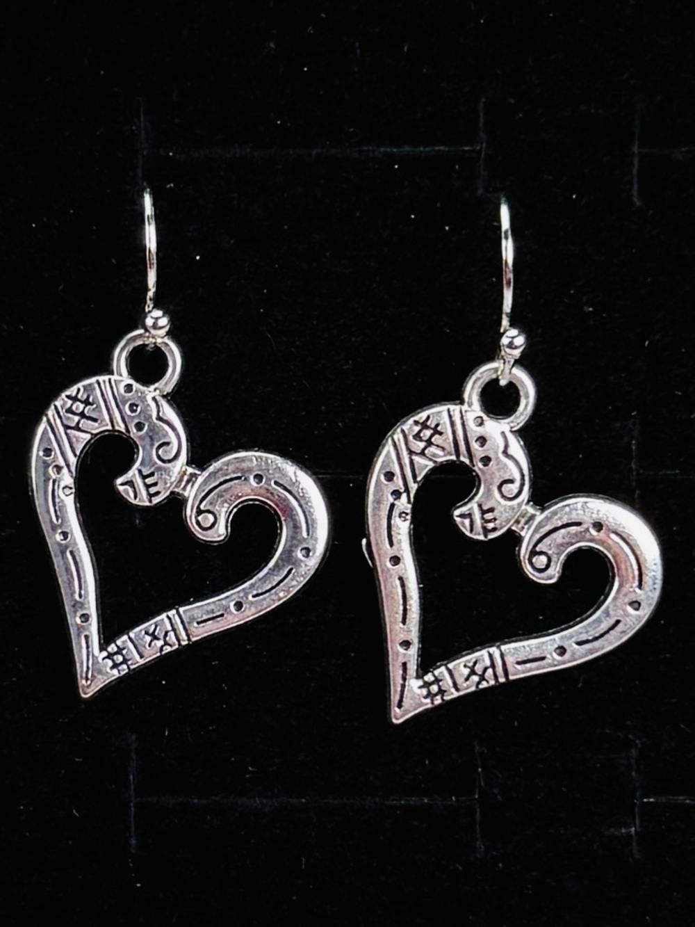 Beautiful Silvertone etched floating heart pierced earrings